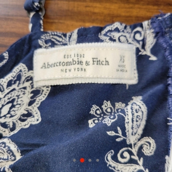 GUESS /ABERCROMBIE AND FITCH - Picture 10 of 12